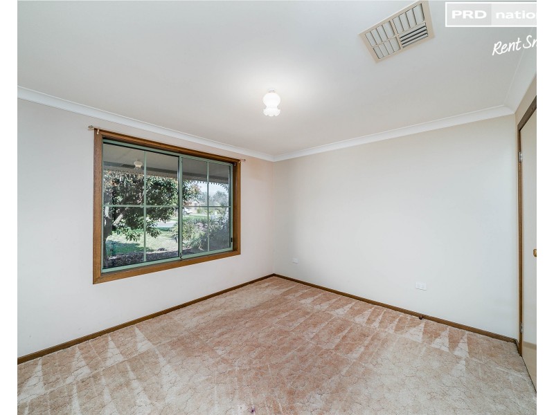 13 Oleander Crescent, Lake Albert NSW 2650
