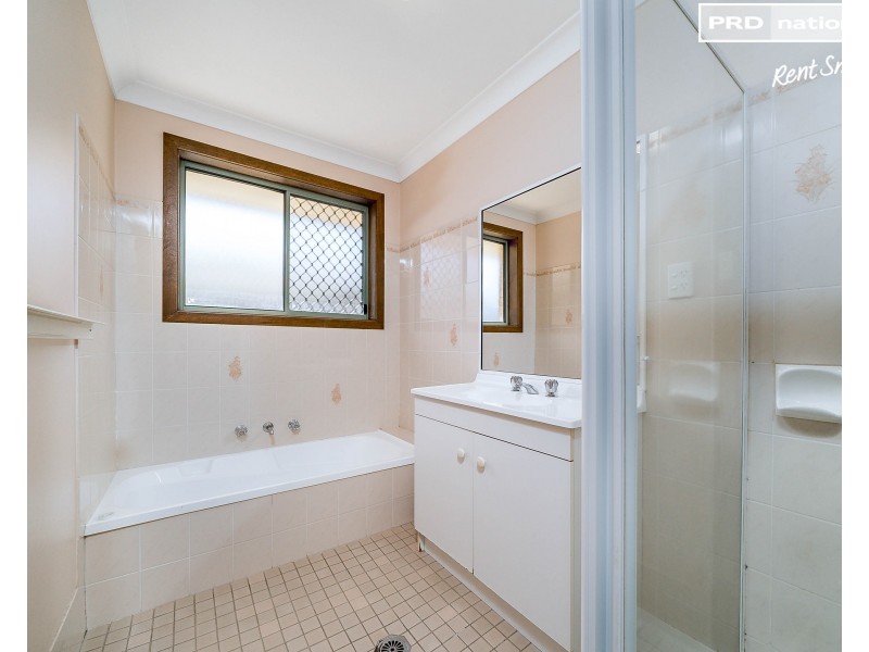13 Oleander Crescent, Lake Albert NSW 2650