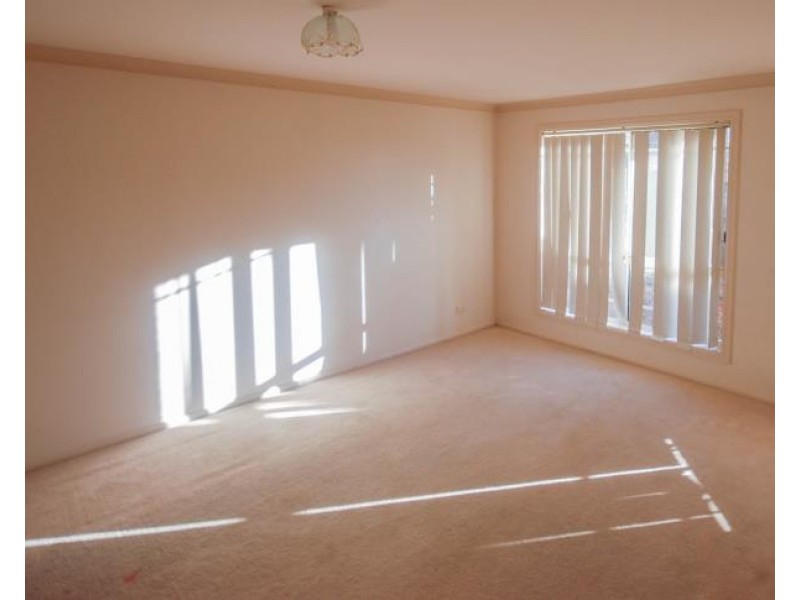 2/5 Paldi Crescent, Glenfield Park NSW 2650
