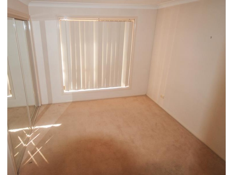 2/5 Paldi Crescent, Glenfield Park NSW 2650