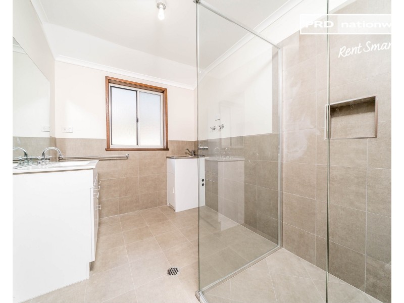 2/1 Nicholi Crescent, Lake Albert NSW 2650