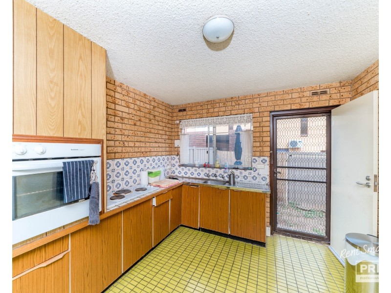 2/7B Henschke Avenue, Tolland NSW 2650