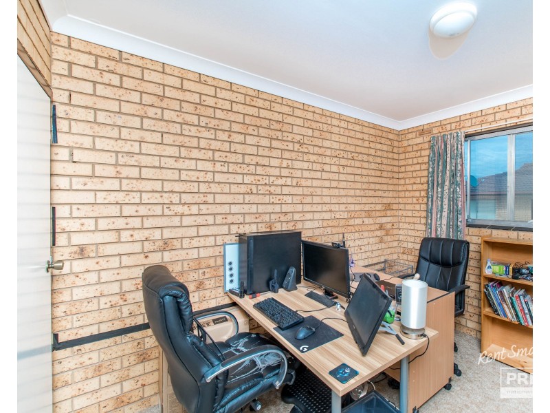 2/7B Henschke Avenue, Tolland NSW 2650