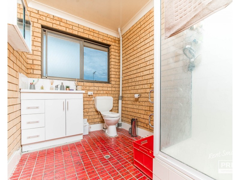 2/7B Henschke Avenue, Tolland NSW 2650