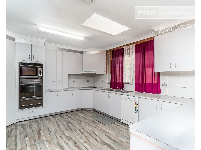 11 Crisp Drive, Ashmont NSW 2650