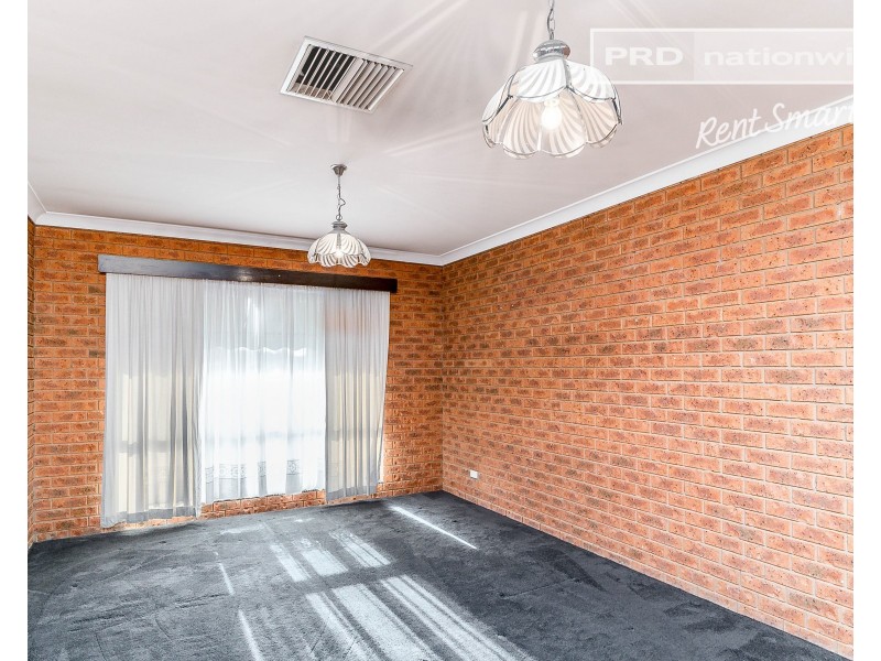 11 Crisp Drive, Ashmont NSW 2650