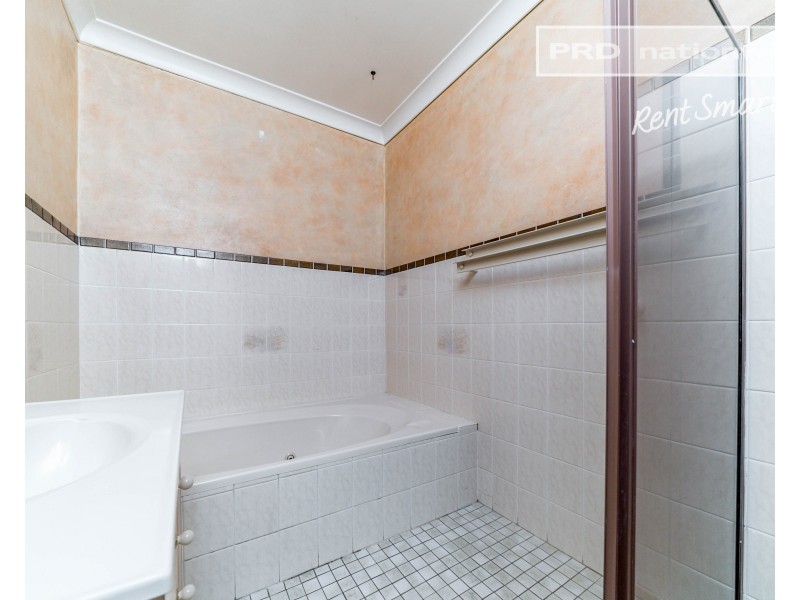 11 Crisp Drive, Ashmont NSW 2650