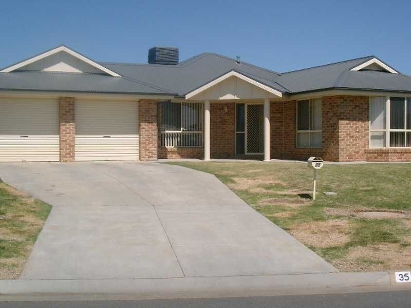 35 Paldi Crescent, Glenfield Park NSW 2650