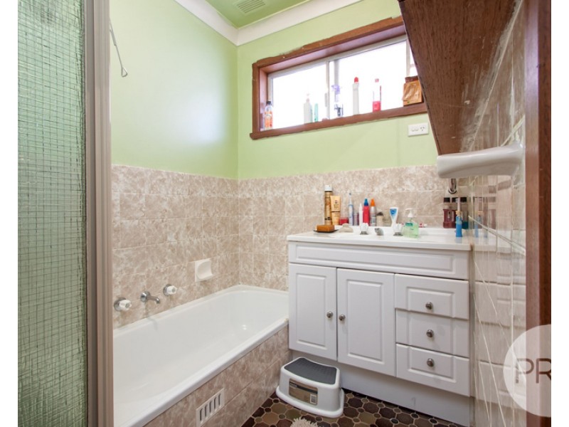 10 Temerloh Avenue, Tolland NSW 2650