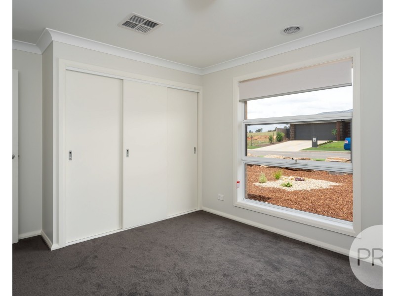 2 Lovell Place, Lloyd NSW 2650