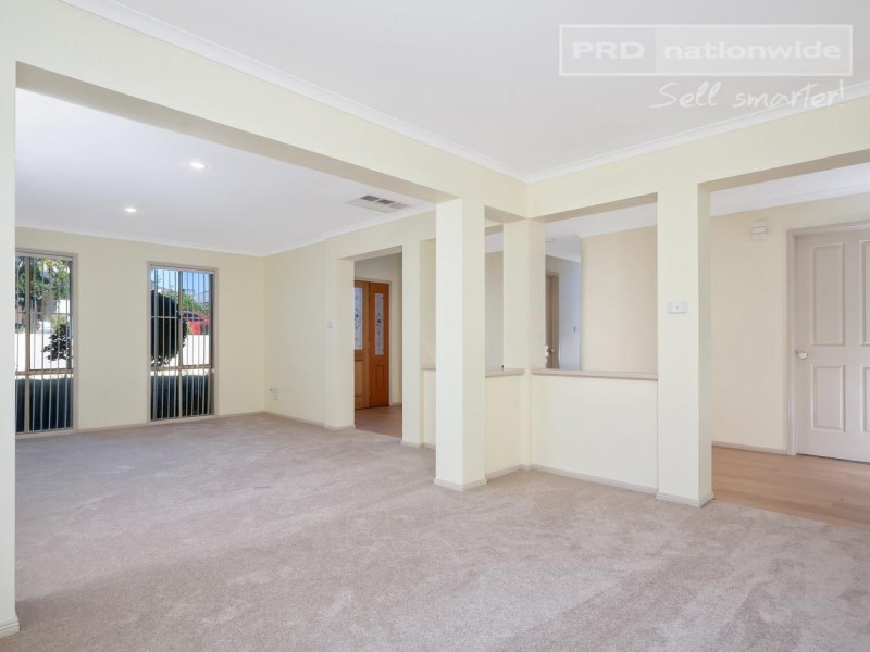 7 Lakehaven Drive, Lake Albert NSW 2650