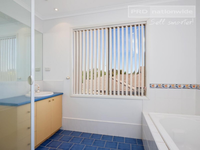 7 Lakehaven Drive, Lake Albert NSW 2650