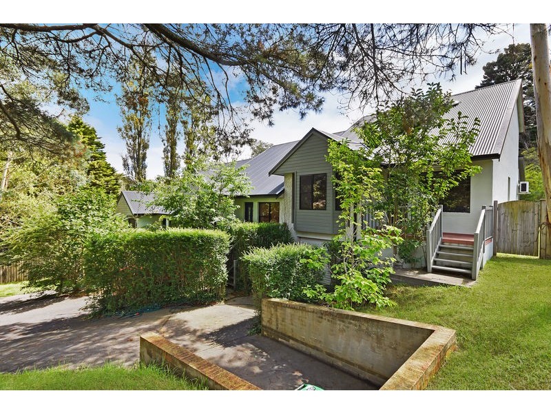 8 Quinns Avenue, Leura NSW 2780