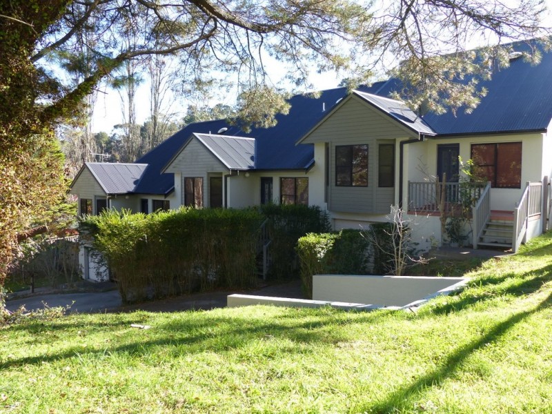 8 Quinns Avenue, Leura NSW 2780