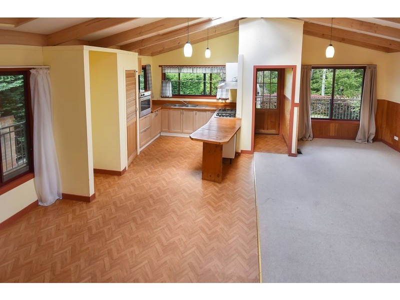 38 Flora Street, Wentworth Falls NSW 2782