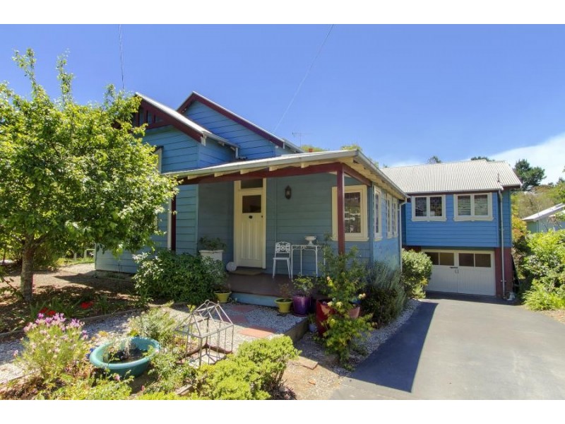 25 Armstrong Street, Wentworth Falls NSW 2782