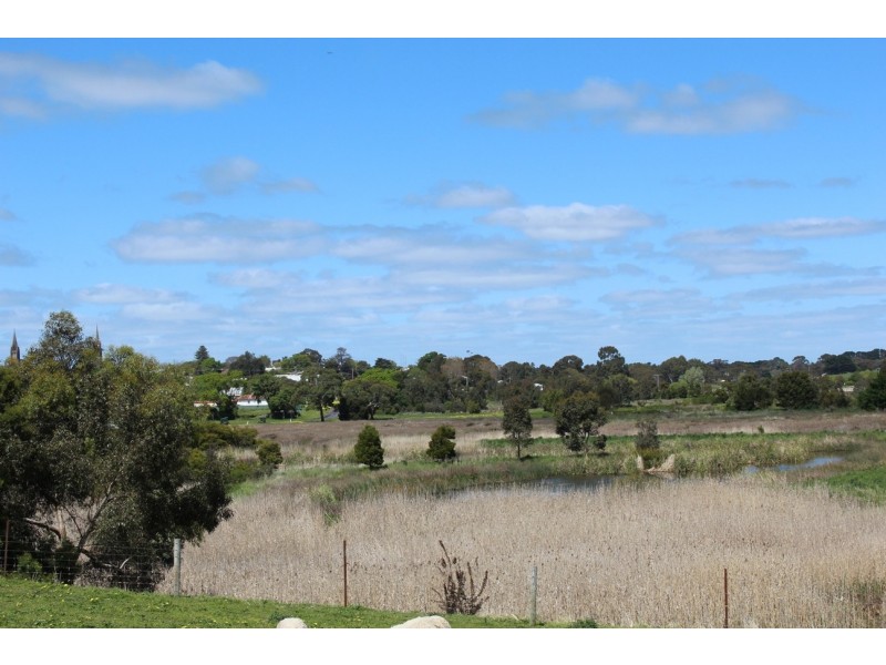 24 Charles Street, Hamilton VIC 3300