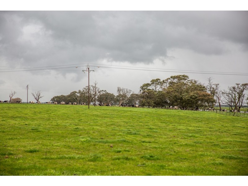 - “Meldana” Peweena Road, Mingbool SA 5291