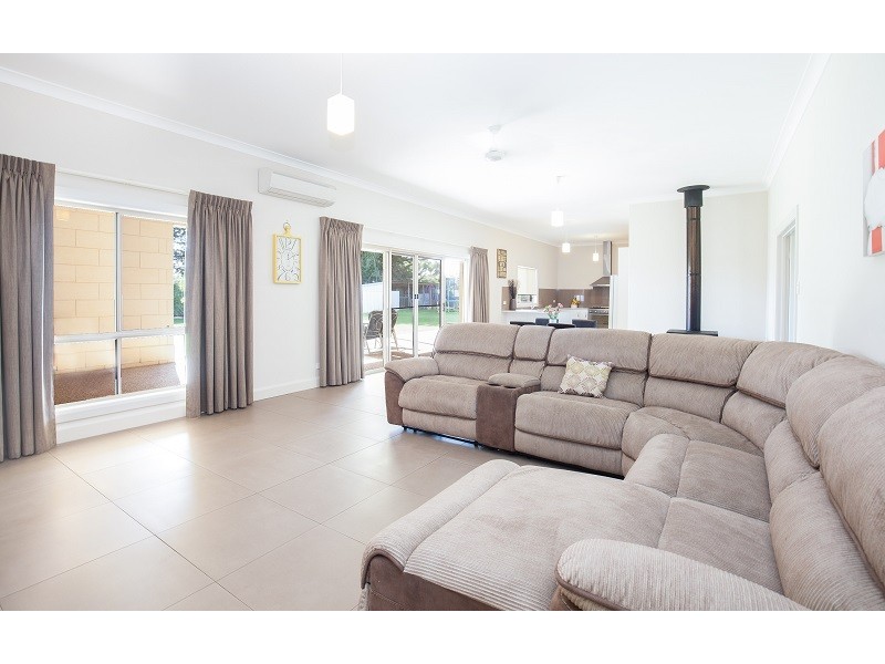 22 Railway Terrace East, Tantanoola SA 5280