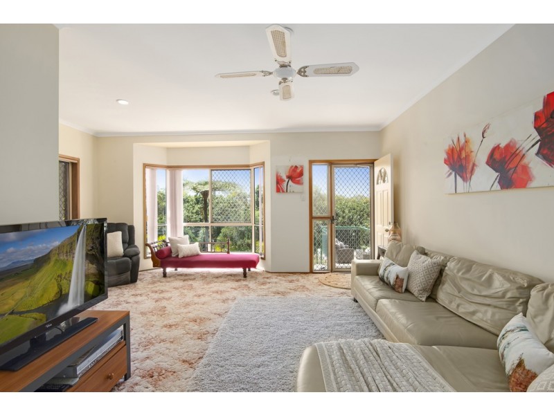 67 Bimbadeen Ave, Banora Point NSW 2486