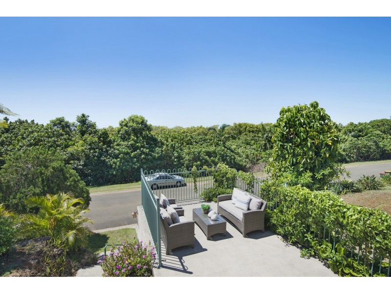 67 Bimbadeen Ave, Banora Point NSW 2486