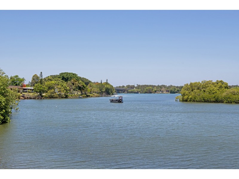 67 Bimbadeen Ave, Banora Point NSW 2486