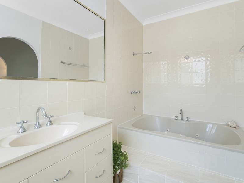 1 Coolabah Court, Banora Point NSW 2486