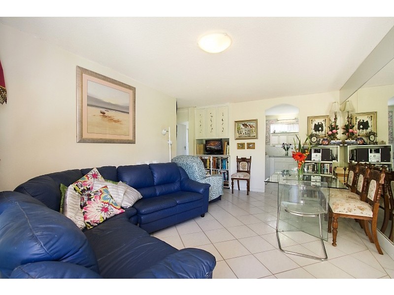 2/63 Stapylton Street, Coolangatta QLD 4225