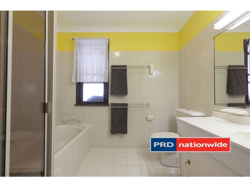 27 Sandakan Crescent, Lethbridge Park NSW 2770