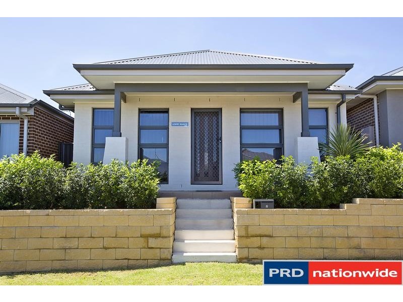 8 Lyora Street, Glenmore Park NSW 2745