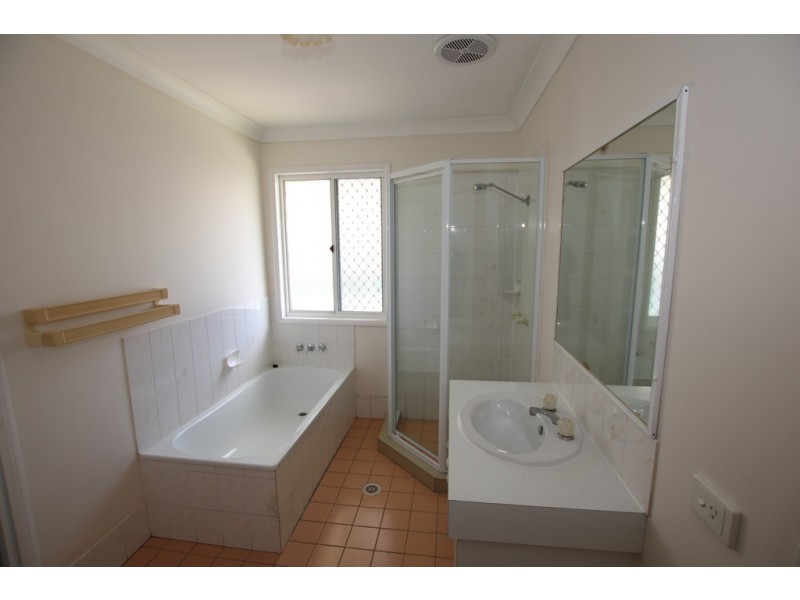 8 Barcrest Court, Crestmead QLD 4132