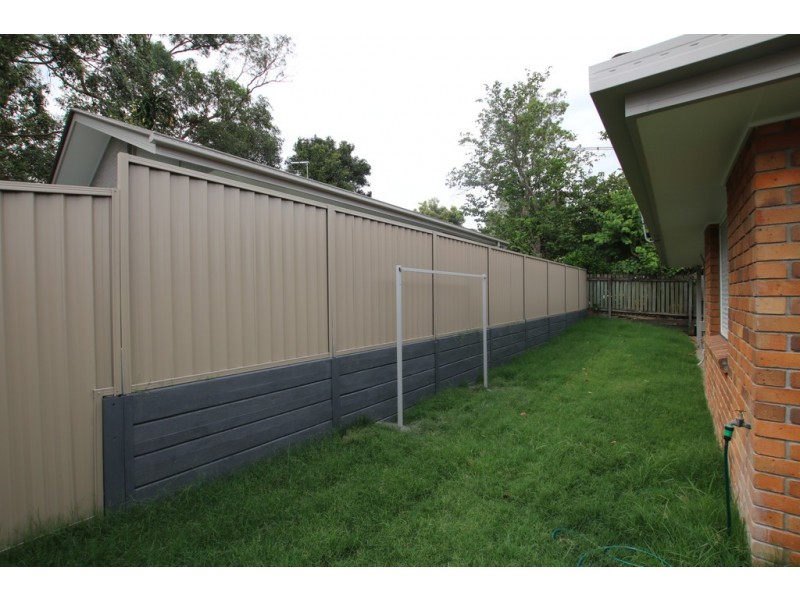 8 Barcrest Court, Crestmead QLD 4132