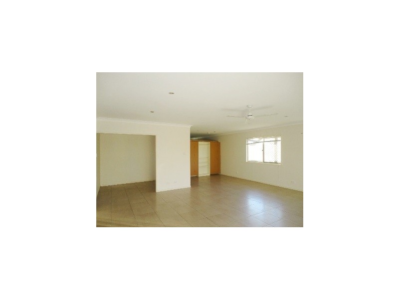 2a Owens Cres, Regents Park QLD 4118