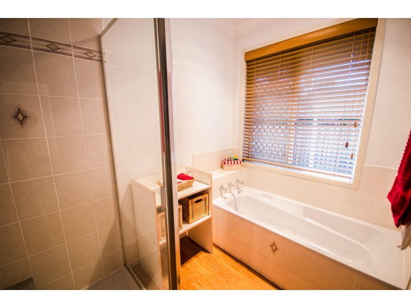 11 Macgregor Dr, Birkdale QLD 4159