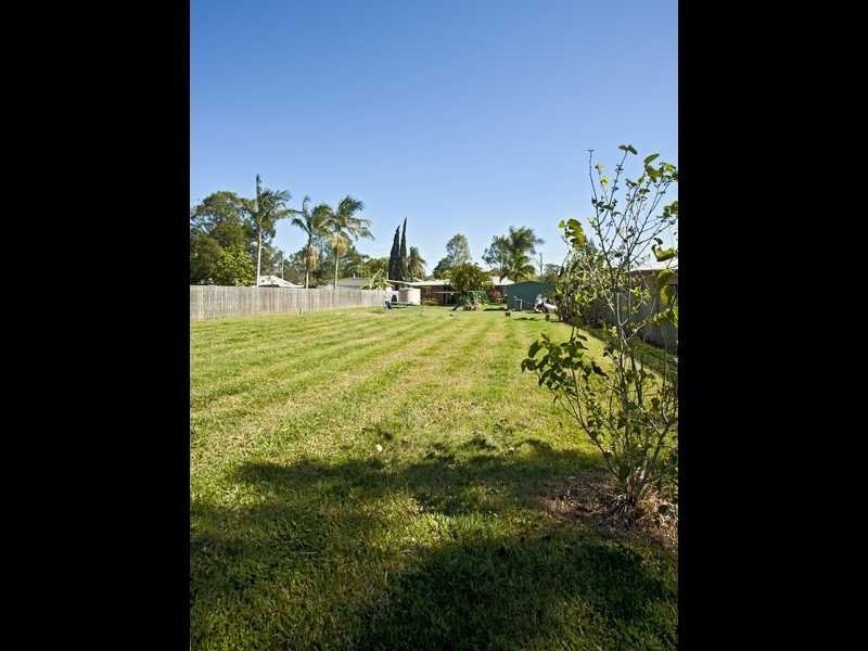 8 Kent Street, Bororen QLD 4678