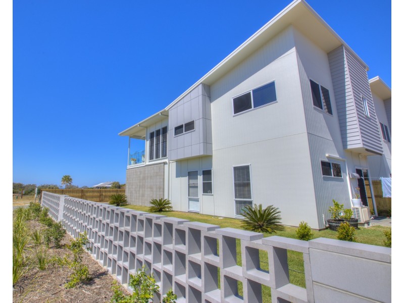 4/21 Beaches Village Crct, Agnes Water QLD 4677