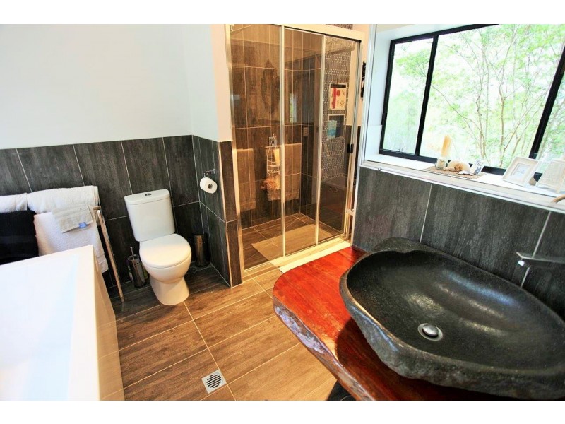 412 Bootmaker Drive, Round Hill QLD 4677