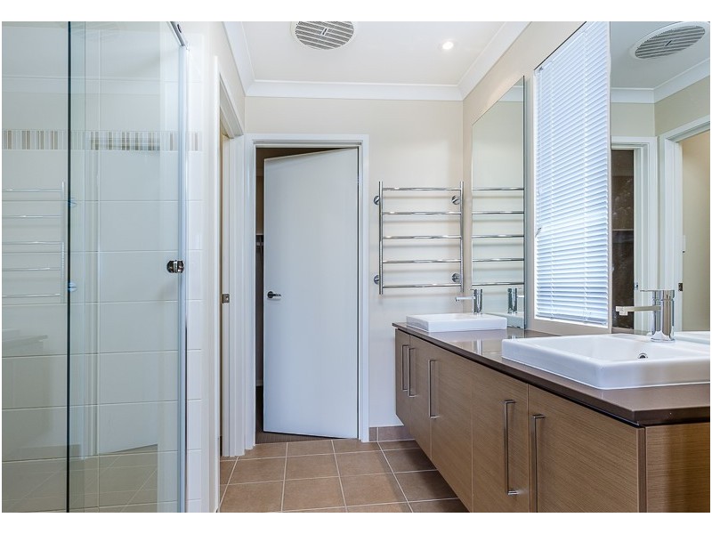 8 Wallarah Parade, North Lakes QLD 4509