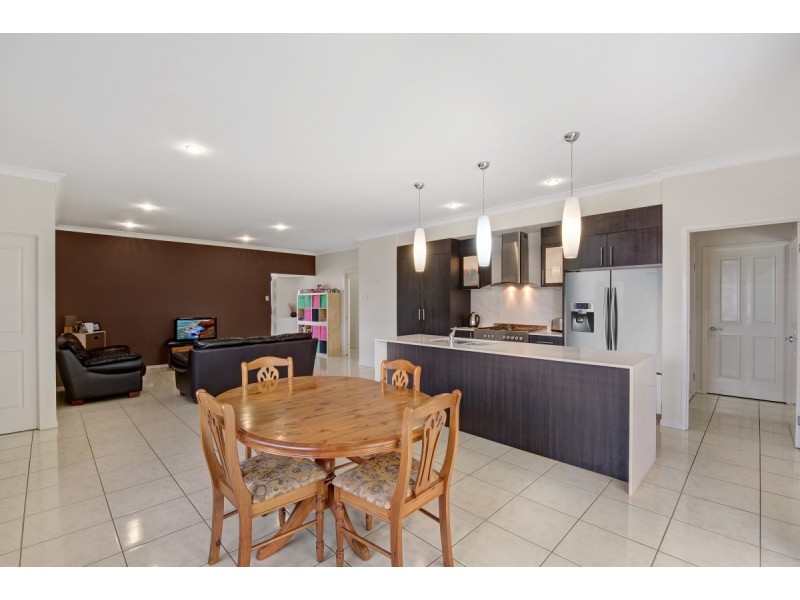 102 Mackintosh Drive, North Lakes QLD 4509