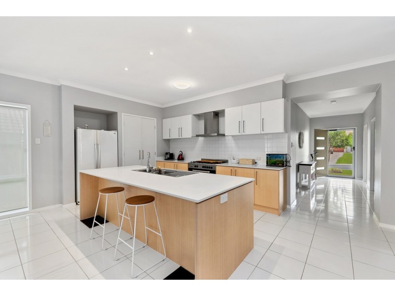 10 Highcliff Crescent, North Lakes QLD 4509