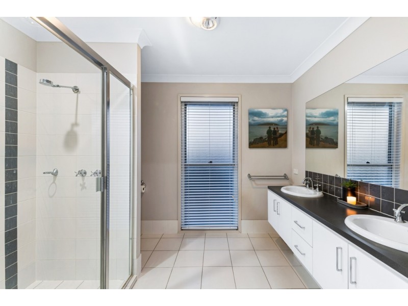 60 Kurrajong Circuit, North Lakes QLD 4509