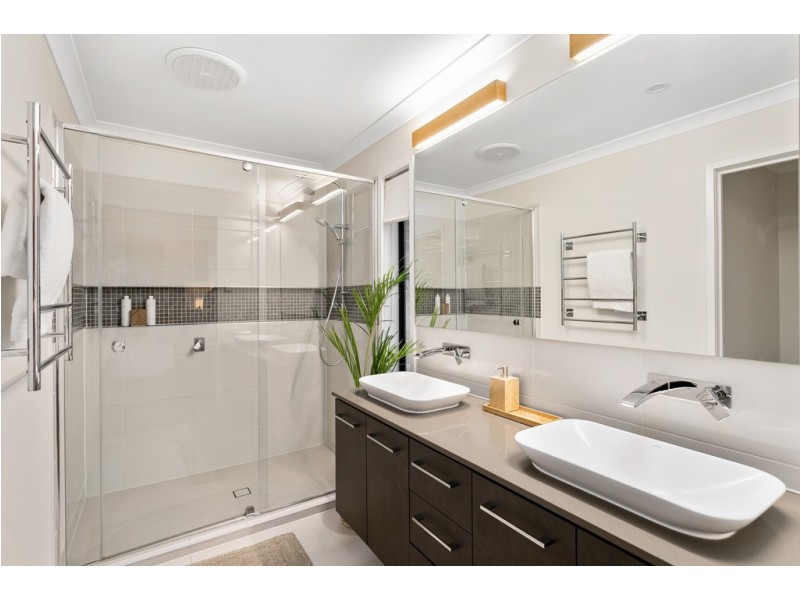 8 Hinton Crescent, Mango Hill QLD 4509