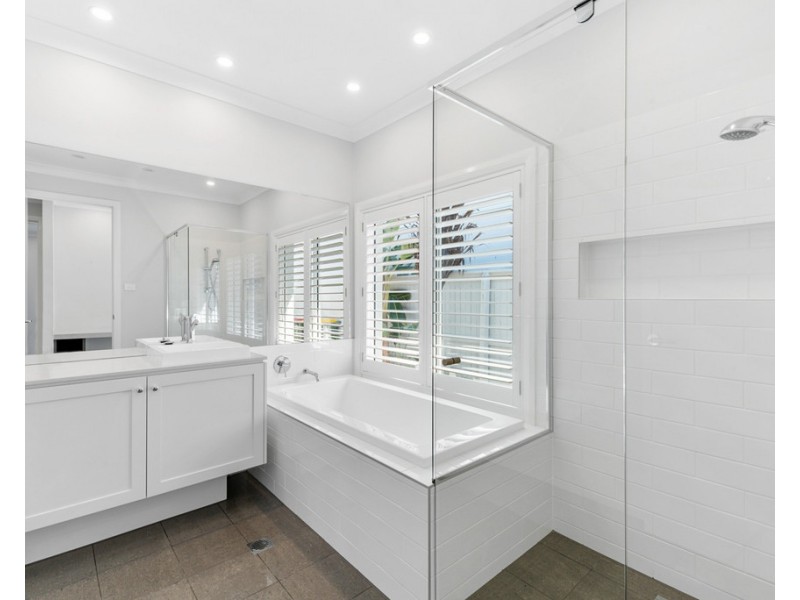 36 Spinnaker Boulevard, Newport QLD 4020