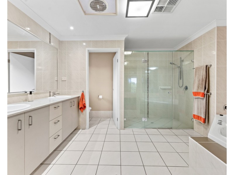 24 Nicklaus Parade, North Lakes QLD 4509