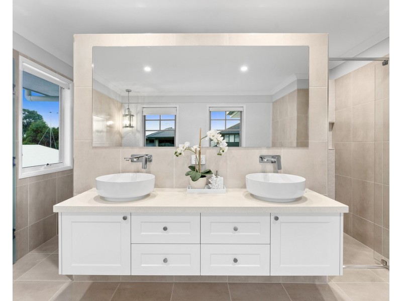 16 Woodward Crescent, North Lakes QLD 4509