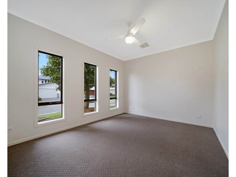 27 Dunes Crescent, North Lakes QLD 4509