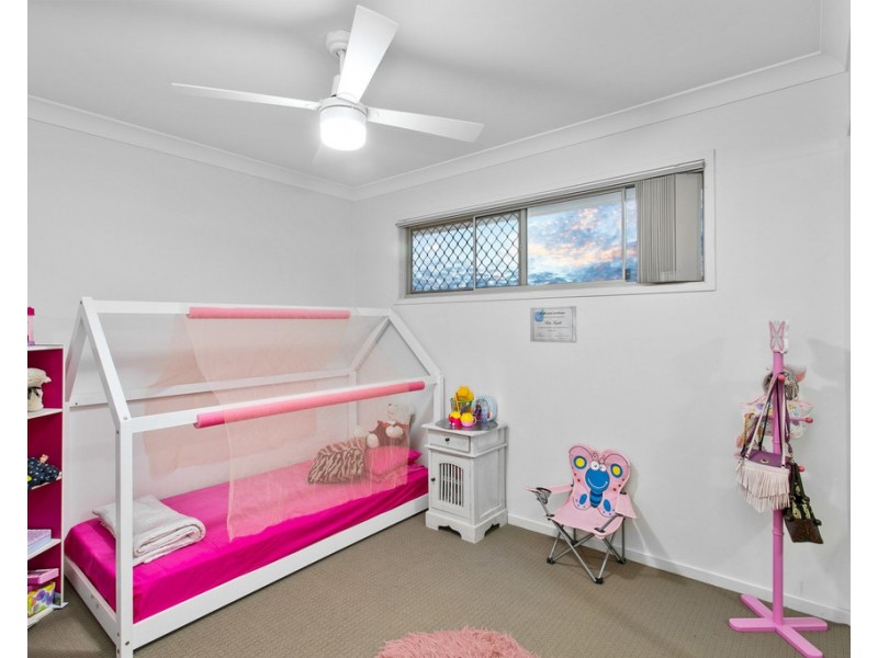 4 Riviera Crescent, North Lakes QLD 4509