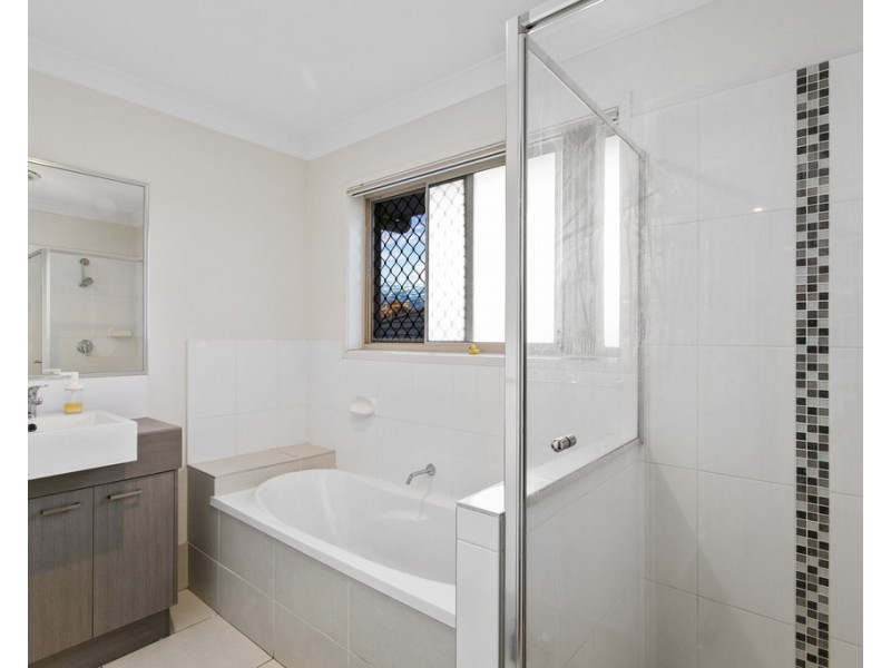 4 Riviera Crescent, North Lakes QLD 4509