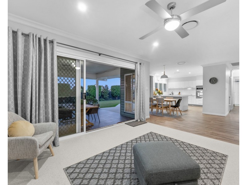 18 Rawlins Crescent, North Lakes QLD 4509