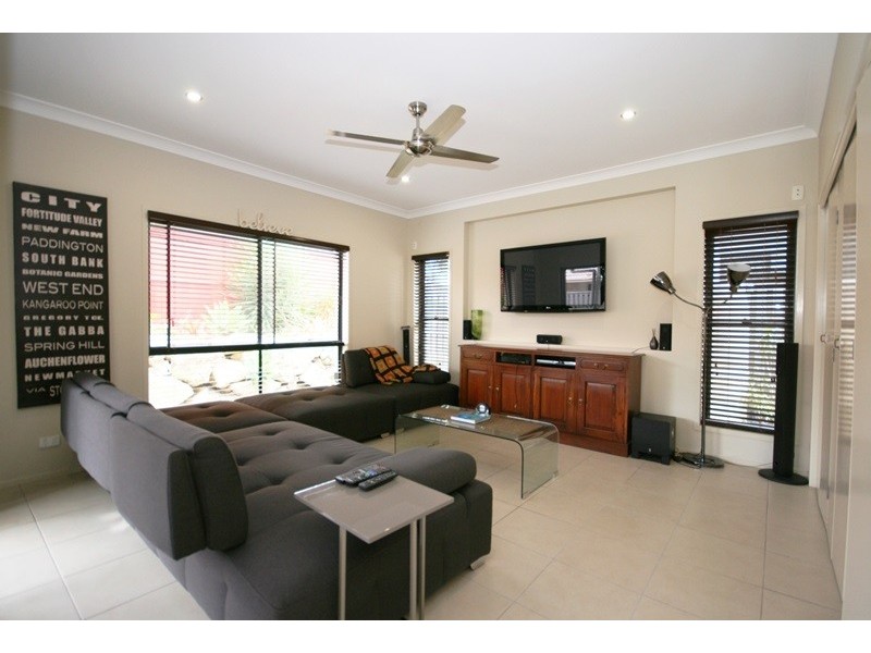 27 Trump Crct, North Lakes QLD 4509